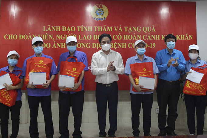 Trao 250 phần quà cho người lao động Tổng Công ty Khánh Việt