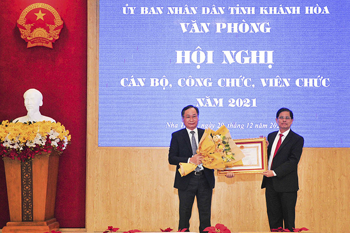 Thừa ủy nhiệm của Chủ tịch nước, đồng chí Nguyễn Tấn Tuân trao Huân chương Lao động hạng Nhì cho ông Nguyễn Đắc Tài.