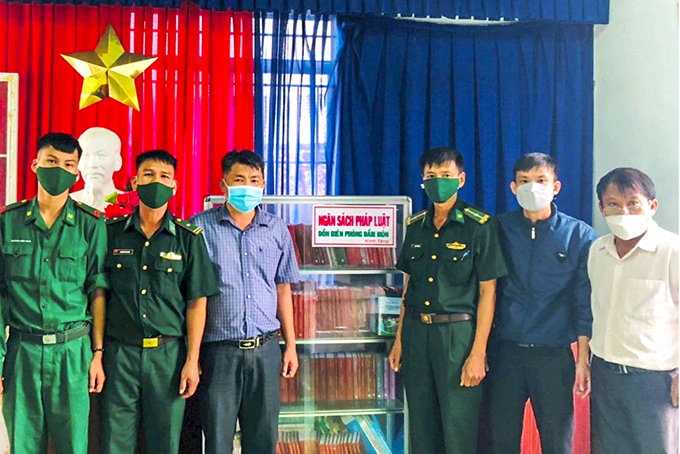 Cấp bổ sung hơn 1.000 đầu sách cho 6 tủ sách pháp luật xã Vạn Phước