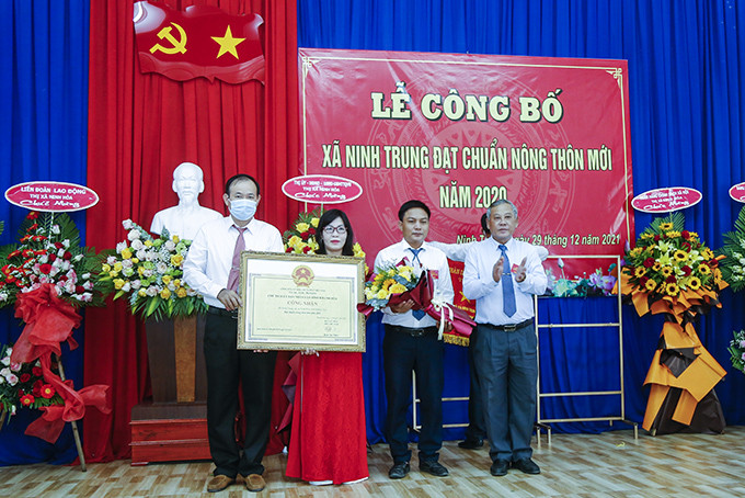 Xã Ninh Trung đón nhận bằng công nhận xã đạt chuẩn nông thôn mới.