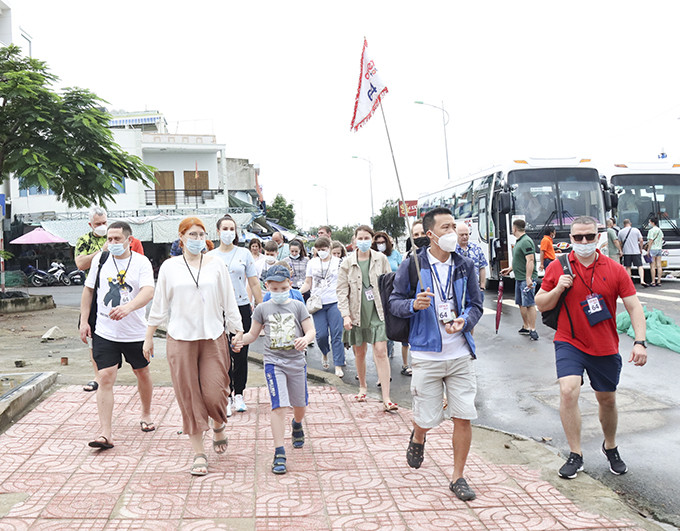 Russian tourists go sightseeing in Nha Trang