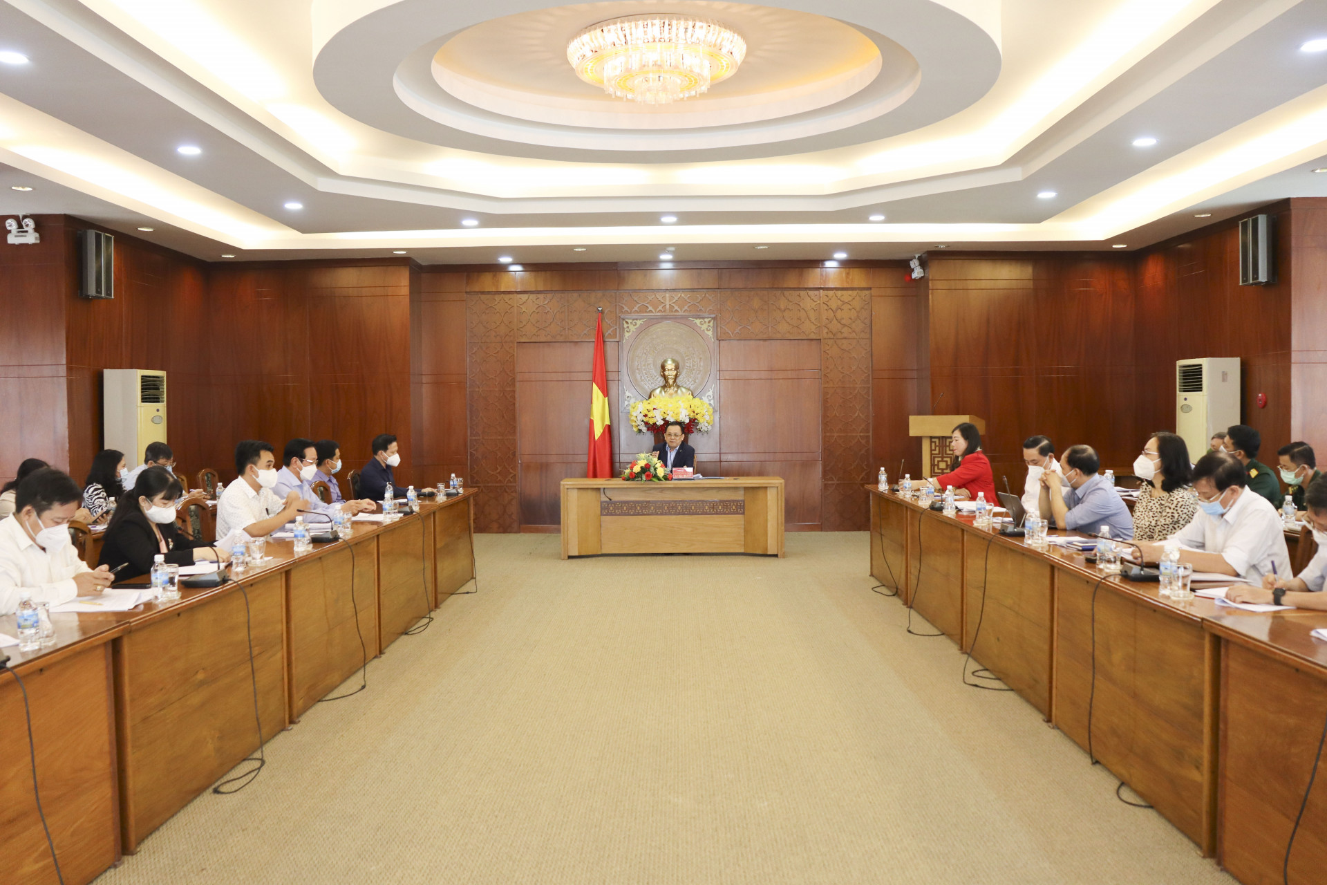 Phó Chủ tịch thường trực UBND tỉnh Khánh Hòa Lê Hữu Hoàng chủ trì cuộc họp với các thành viên Ban Chỉ đạo phát triển du lịch tỉnh