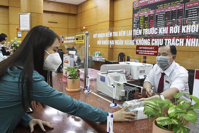 Khách hàng nhận kiều hối tại Agribank Chi nhánh tỉnh Khánh Hòa.