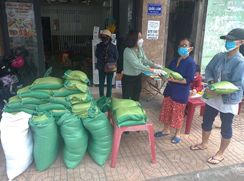 Bà Nguyễn Thị Cẩm Nhung trao quà cho người nghèo