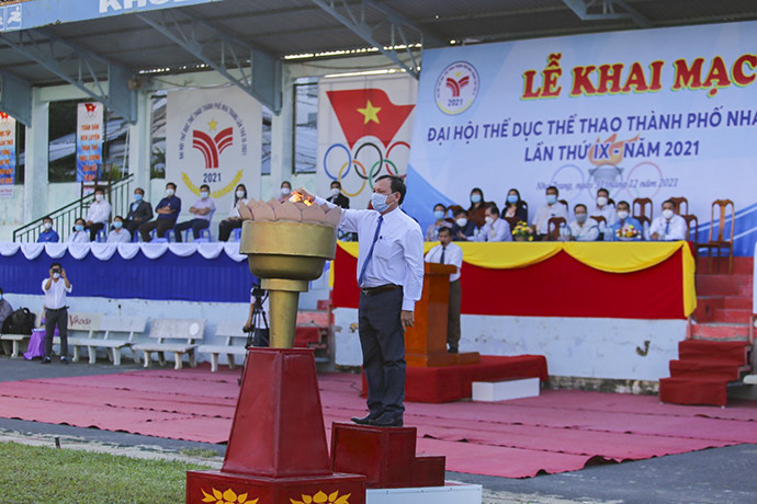 Ông Bảo Thọ, Phó Chủ tịch HĐND TP. Nha Trang thắp ngọn đuốc đại hội.