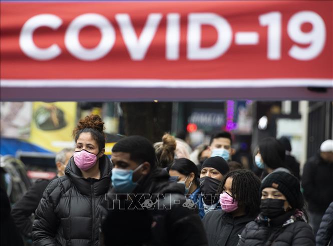 Người dân chờ lấy mẫu xét nghiệm COVID-19 tại New York, Mỹ ngày 29/12/2021. Ảnh: THX/TTXVN