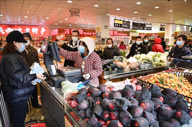 Người dân đeo khẩu trang phòng dịch COVID-19 tại siêu thị ở Tây An, tỉnh Thiểm Tây, Trung Quốc, ngày 26/12/2021. Ảnh: THX/TTXVN
