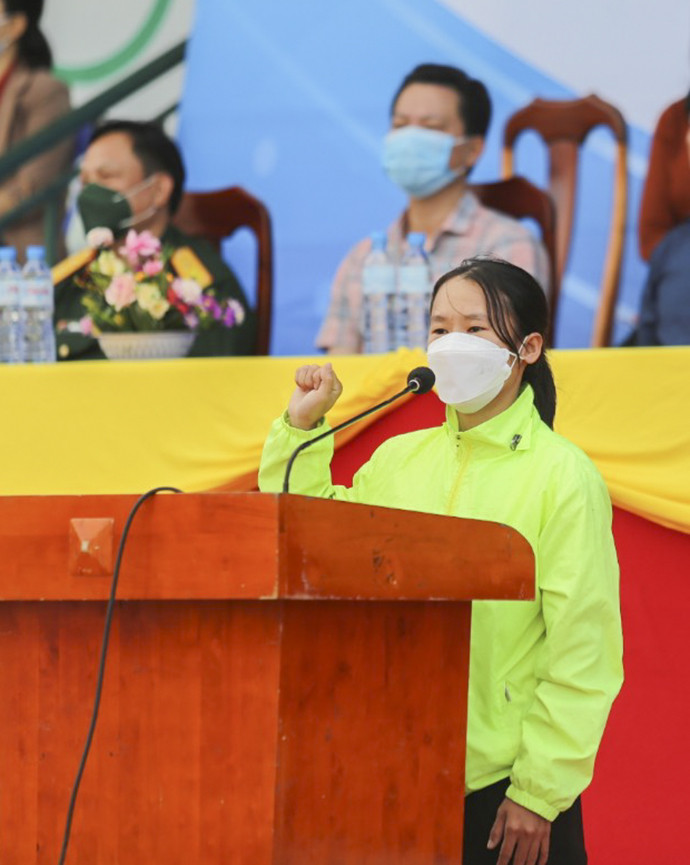Athlete Vu Tu Binh of Nha Trang team of public servant taking an oath
