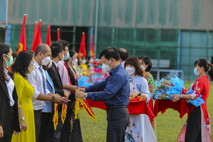 Offering souvenir flags to teams 
