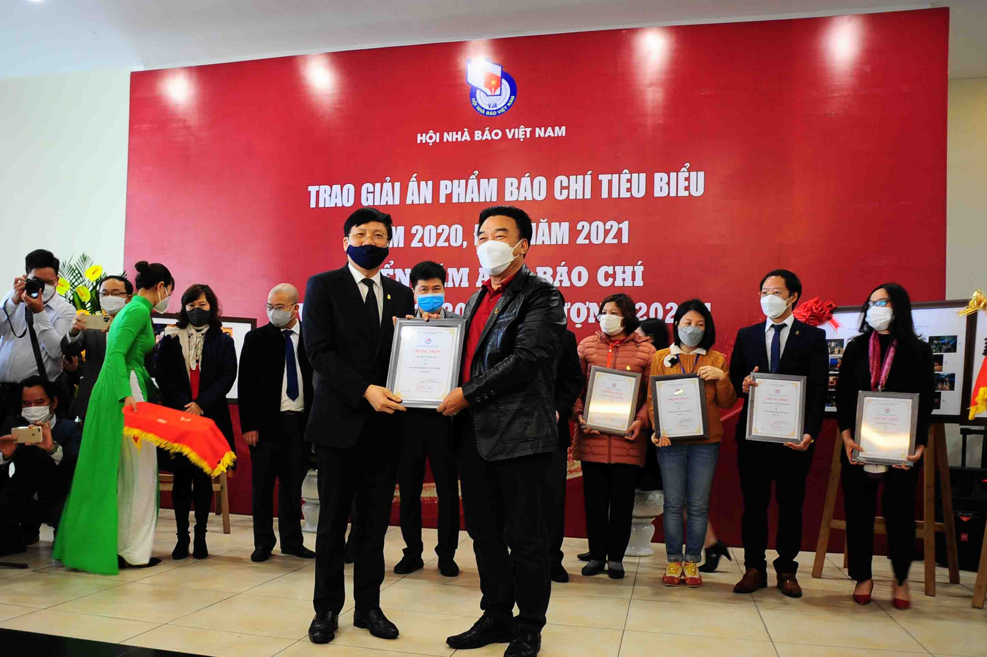 Journalist Ho Quang Loi, Permanent Vice-Chairman of Vietnam Journalists’ Association (left), presents prize of impressive cover of Tet publication to the representative of Khanh Hoa Provincial Journalists’ Association. Photo: Minh Thao.