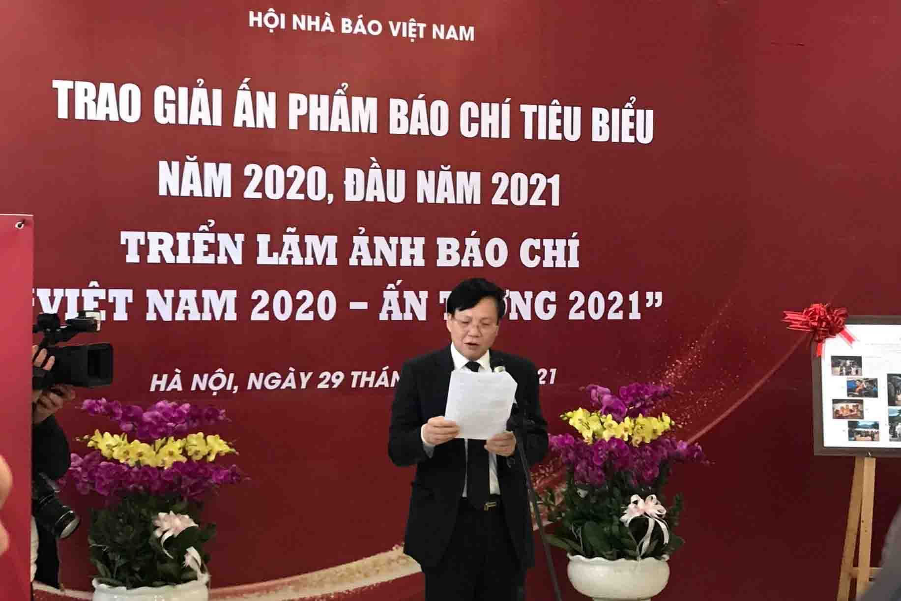 Journalist Ho Quang Loi, Permanent Vice-Chairman of Vietnam Journalists’ Association, giving a speech at the ceremony. Photo: My Hau