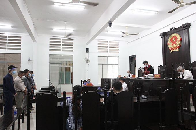 Làm giả con dấu, tài liệu, 5 bị cáo vào tù