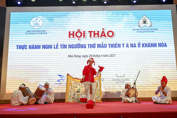 Hội thảo Thực hành nghi lễ tín ngưỡng thờ Mẫu Thiên Y A Na ở Khánh Hòa do Hội Bảo tồn di sản văn hóa và du lịch tâm linh tỉnh phối hợp tổ chức. 