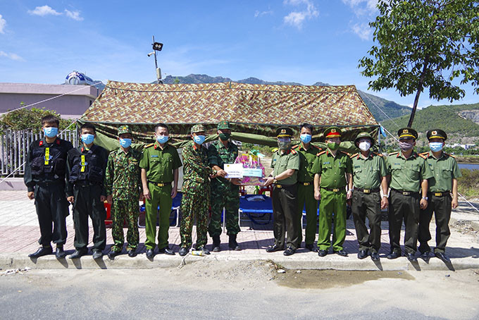 Đoàn công tác của Công an tỉnh tặng quà tại một chốt kiểm dịch Covid-19.