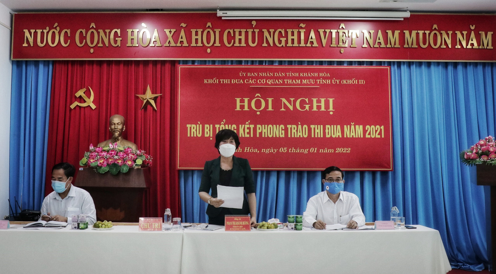 Bà Phạm Thị Khánh Hương - Tỉnh ủy viên, Bí thư Đảng bộ Khối các cơ quan tỉnh phát biểu tại Hội nghị