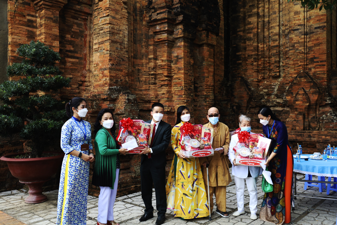 Hội Bảo tồn di sản văn hóa và Du lịch tâm linh tỉnh: Tặng quà cho các nghệ sĩ, nghệ nhân