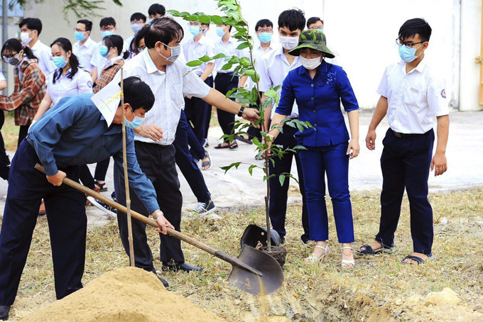 Lãnh đạo Đảng ủy Khối các cơ quan tỉnh tham gia Tết trồng cây năm 2021 tại Trường THPT chuyên Lê Quý Đôn.
