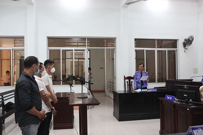 Xích mích khi xem đá gà, rủ người đánh trả thù