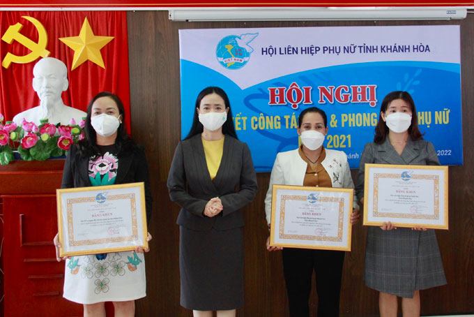 Lãnh đạo Hội Tặng bằng khen của Trung ương Hội Liên hiệp Phụ nữ Việt Nam cho 3 cá nhân