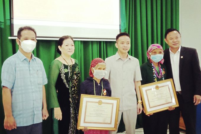Lãnh đạo Sở Văn hóa -và Thể thao và huyện Khánh Sơn trao kỷ niệm chương cho các nghệ nhân.