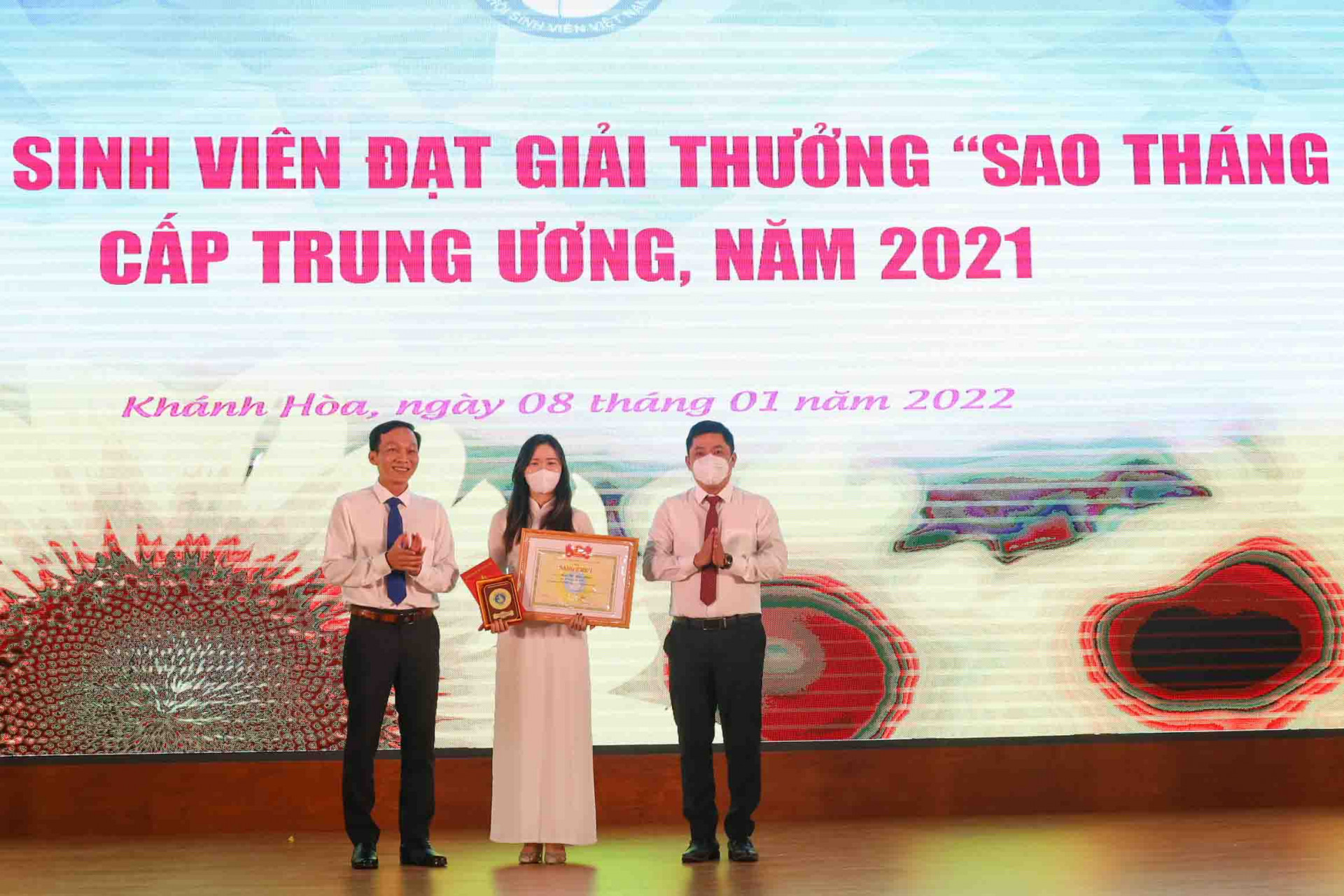 Đại diện ban tổ chức tuyên dương sinh viên Phan Thị Ngọc Phước đạt giải thưởng “Sao Tháng giêng” cấp Trung ương. 