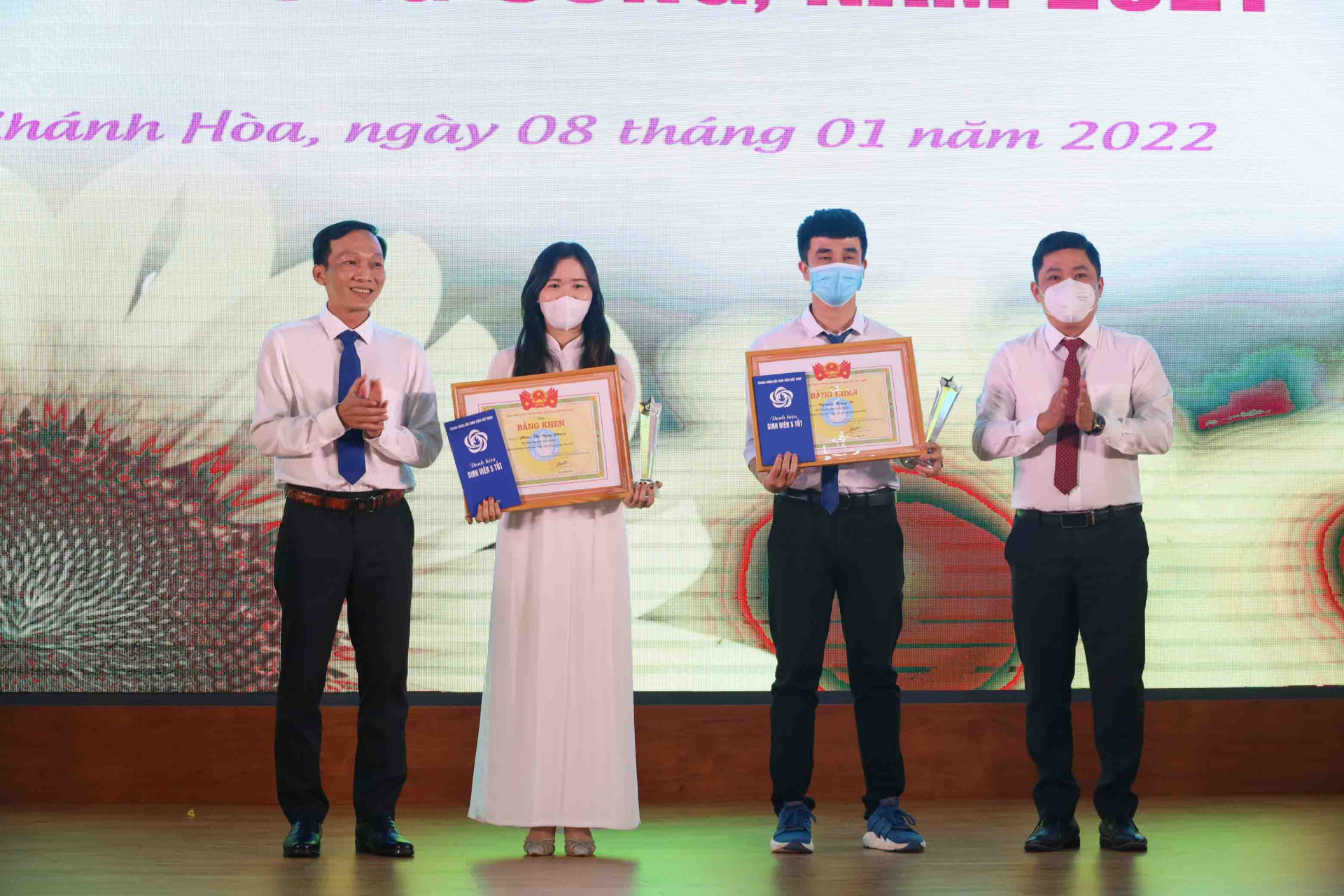 Đại diện ban tổ chức tuyên dương sinh viên Nguyễn Hùng Vĩ và sinh viên Phan Thị Ngọc Phước đạt danh hiệu “Sinh viên 5 tốt” cấp Trung ương.