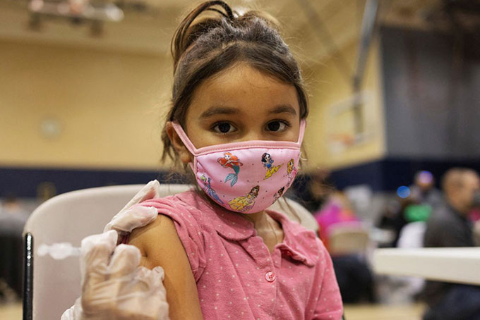 Bé gái được tiêm vaccine ngừa Covid-19 tại bang Pennsylvania, Mỹ, ngày 5/12/2021. (Ảnh: Reuters)
