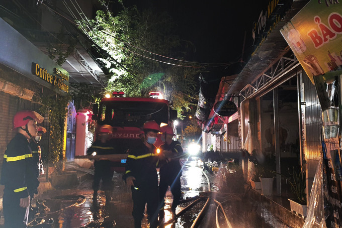 Lực lượng chữa cháy chuyên nghiệp tham gia dập lửa tại căn nhà  trên đường Đoàn Trần Nghiệp, TP. Nha Trang.