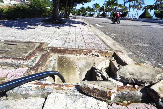 Hố ga bị sụp bể