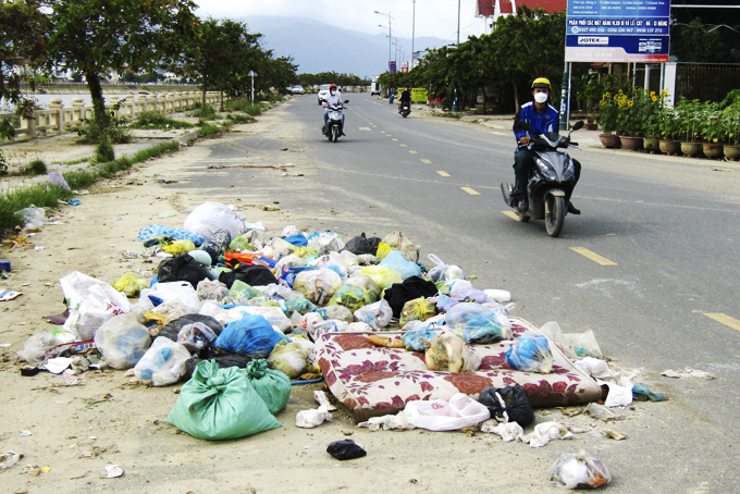 Đổ rác bừa bãi ra lòng đường
