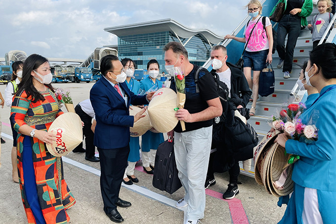 Le Huu Hoang giving gifts to Russian visitors