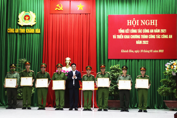 Ông Nguyễn Khắc Toàn trao bằng khen của UBND tỉnh cho các tập thể xuất sắc. 