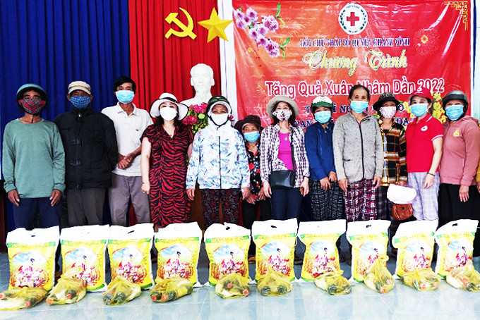 Hội Chữ thập đỏ huyện Khánh Vĩnh trao quà Tết  cho người dân xã Khánh Hiệp.