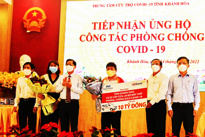 Đồng chí Nguyễn Tấn Tuân - Chủ tịch UBND tỉnh tiếp nhận hỗ trợ từ Tập đoàn Sovico và HD Bank. Ảnh: CẨM VÂN