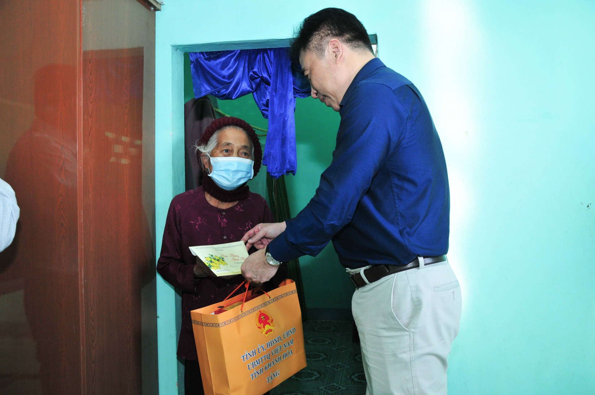 Đồng chí Nguyễn Khắc Toàn thăm, tặng quà gia đình bà Cao A Lóng