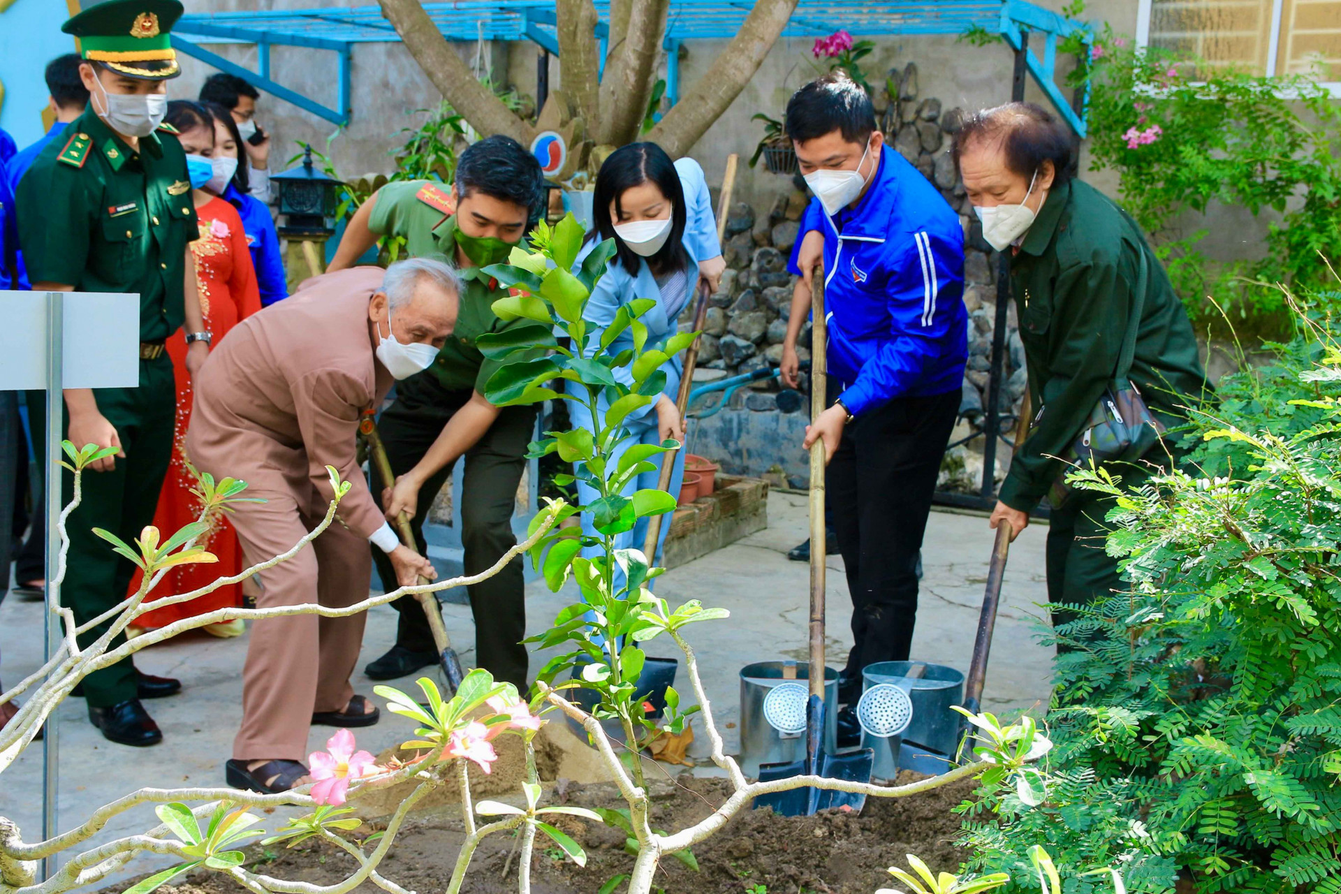 Các đại biểu trồng cây lưu niệm tại khuôn viên Khu tưởng niệm Chủ tịch Hồ Chí Minh