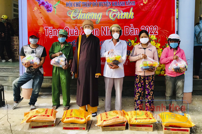 Mạnh thường quân  trao quà  cho người nghèo huyện Khánh Vĩnh.