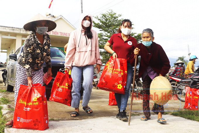 Người dân huyện Vạn Ninh nhận quà Tết từ Hội Chữ thập đỏ tỉnh