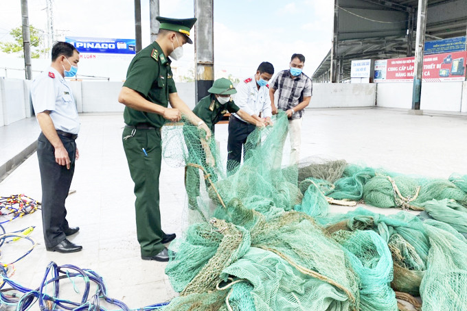 Lực lượng chức năng tiêu hủy tang vật vi phạm trong khai thác thủy sản  trên các vùng biển của tỉnh.