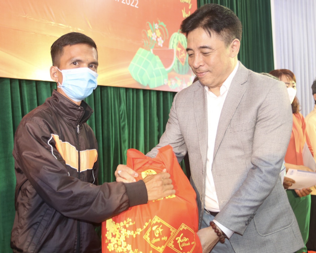 Ông Nguyễn Khắc Toàn trao quà Tết cho người lao động.