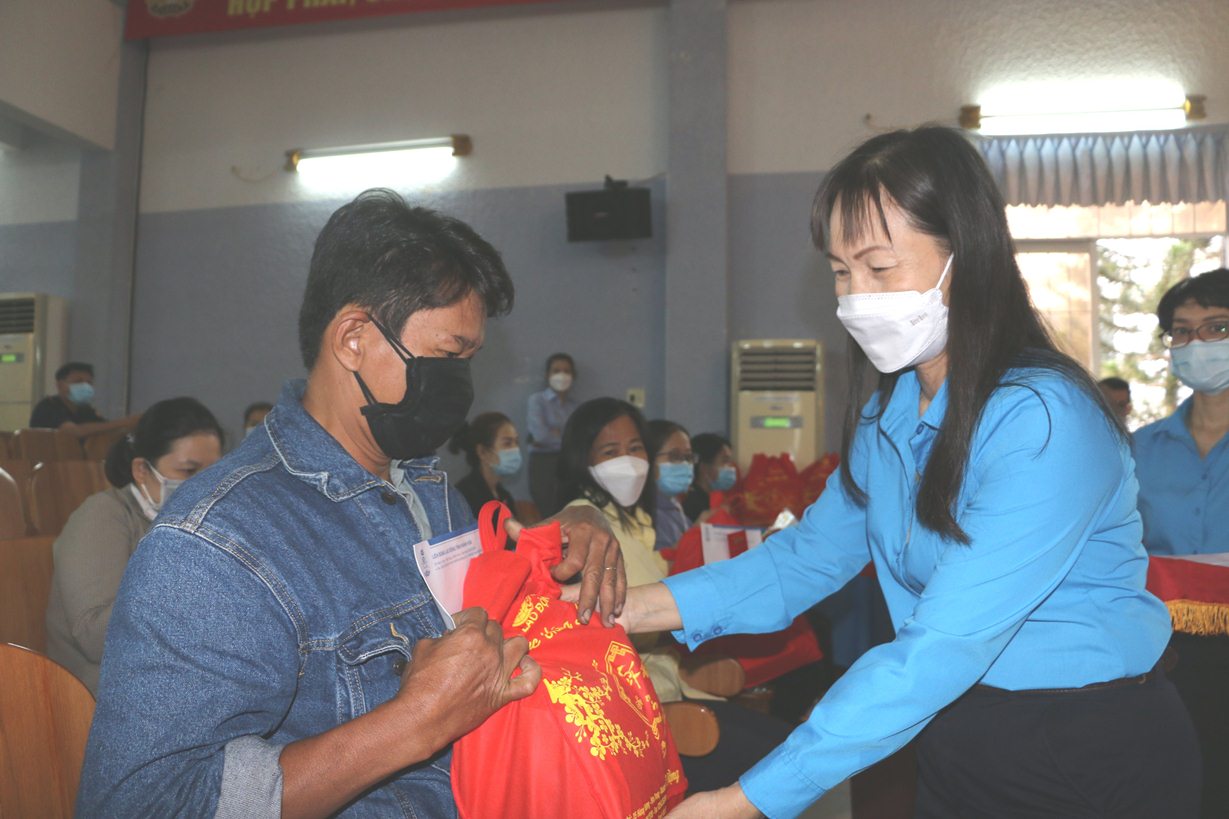 Lãnh đạo Liên đoàn Lao động tỉnh Khánh Hòa trao quà Tết cho đoàn viên, người lao động.