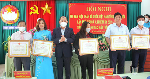 Đồng chí Nguyễn Anh Tuấn - Phó Chủ tịch UBND tỉnh (thứ 3 từ trái sang) trao tặng bằng khen cho các tập thể.