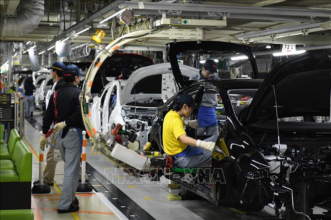 Công nhân làm việc tại nhà máy sản xuất ô tô ở thành phố Toyota, tỉnh Aichi, Nhật Bản. Ảnh: AFP/TTXVN
