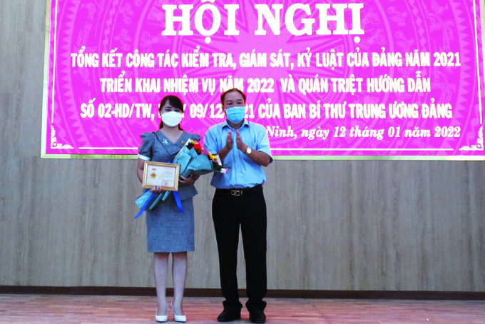 Bí thư Huyện ủy Vạn Ninh Bùi Văn Cường trao Kỷ niệm chương cho cá nhân.