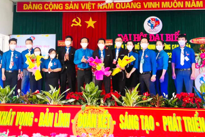 Lãnh đạo Tỉnh đoàn tặng hoa chúc mừng  Ban Chấp hành Đoàn phường Cam Nghĩa khóa XI.