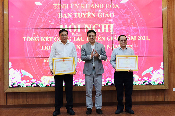 Ông Nguyễn Khắc Toàn trao bằng khen của Thủ tướng Chính phủ cho Ban Tuyên giáo Tỉnh ủy và ông Trương Tấn Minh.
