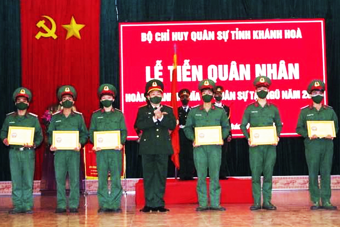 Các đơn vị, địa phương: Tổ chức tiễn, đón quân nhân hoàn thành nghĩa vụ quân sự