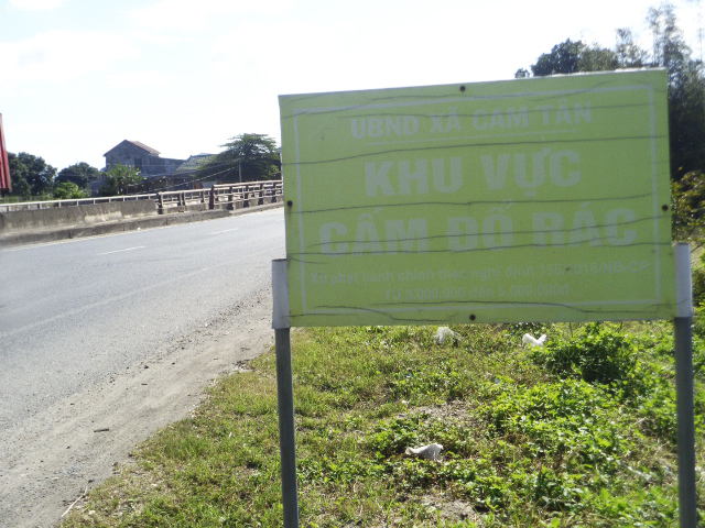 Cần làm mới bảng cấm đổ rác