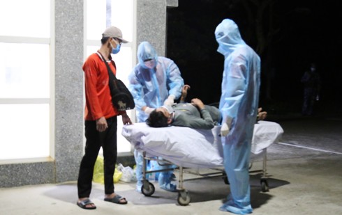 Trung tâm Y tế Trường Sa cứu giúp ngư dân gặp nạn trên biển