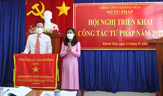 Bà Nguyễn Thị Lan Phương trao cờ thi đua của UBND tỉnh cho Trung tâm Trợ giúp pháp lý Nhà nước tỉnh.
